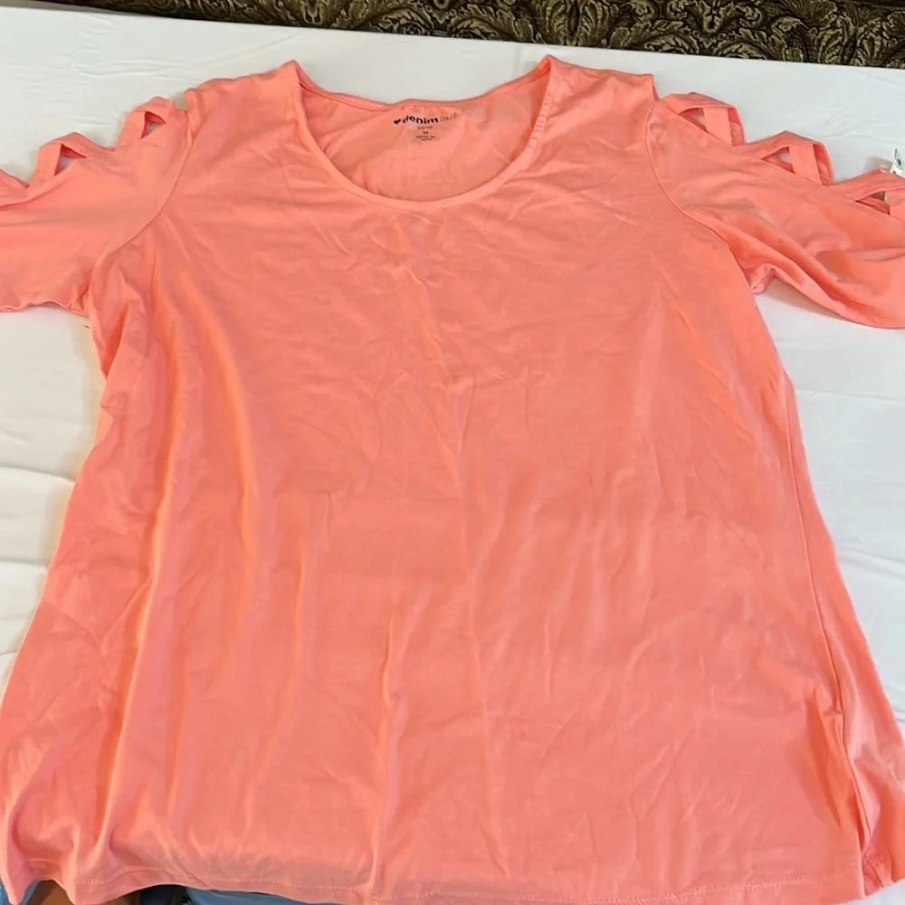 𝅺Denim 24/7 size X-Large coral scoop neck tee 3/4 lattice sleeve - Picture 2 of 8